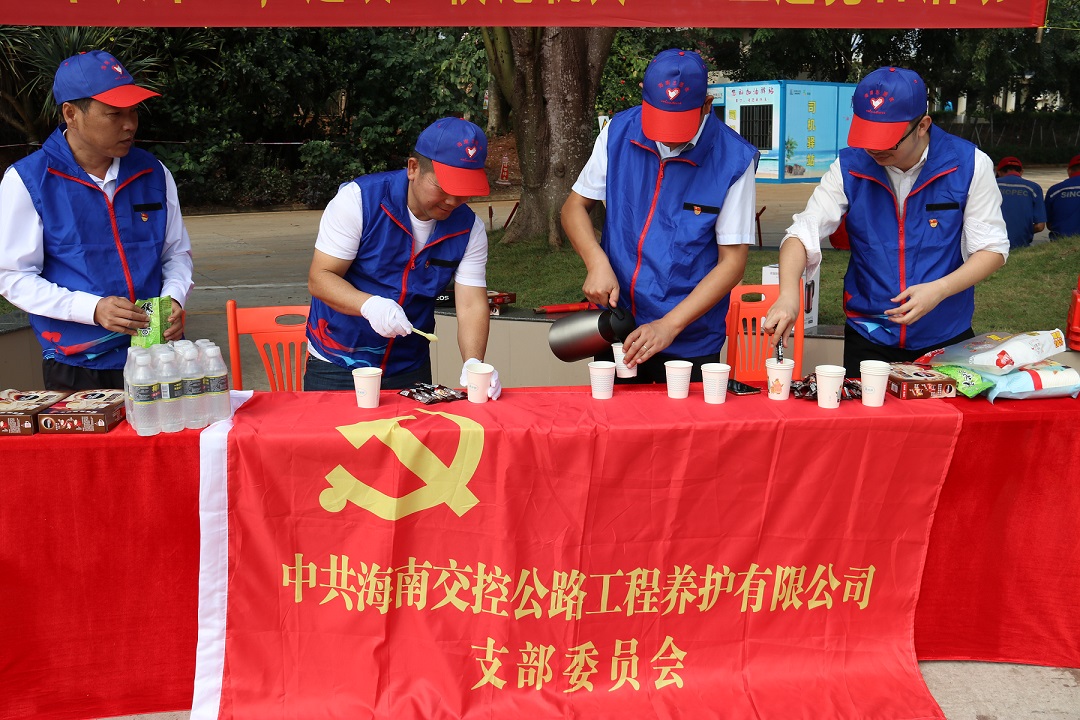 黨員干部以實(shí)際行動(dòng)踐行志愿服務(wù)精神。.jpg